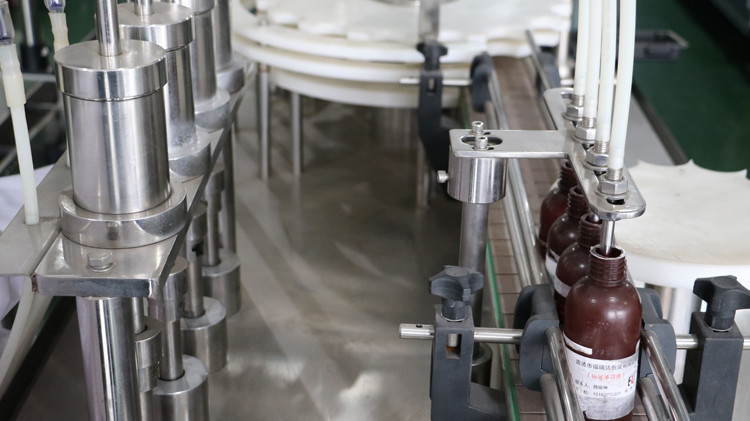 Kapak sızdırmazlık ve yıldız çarkı çalışan 500ml yuvarlak şişe dolum makinası